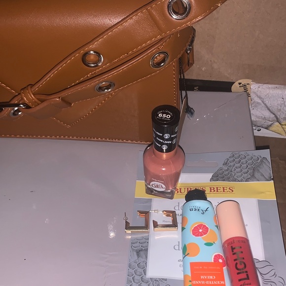 Brown Leather Crossbody Bag and beauty bundle 6 pcs - Picture 6 of 7